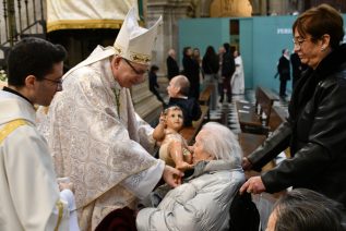 Y el Verbo se hizo carne y habitó entre nosotros, y hemos contemplado su gloria