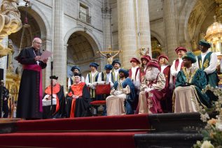 Con corazones rebosantes de ilusión, los Reyes Magos se postran ante el Niño Dios a su llegada a Jaén