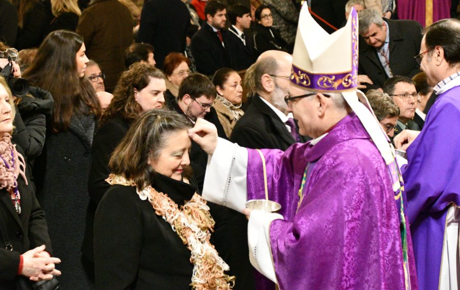 Miles de jiennenses reciben la ceniza como signo de conversión en el inicio de la Cuaresma