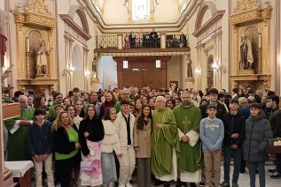 Adolescentes y adultos de las parroquias de La Carolina y Navas de Tolosa reciben el sacramento de la Confirmación