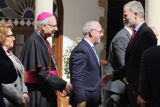 El Obispo saluda con los Reyes de España