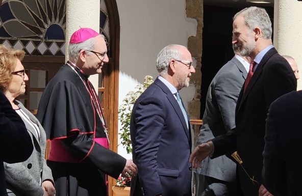 El Obispo saluda con los Reyes de España