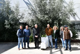 El Obispo visita la a Cooperativa Santa Ana – San Isidro de Torredelcampo y agradece la donación del aceite que será bendecido en la Misa Crismal