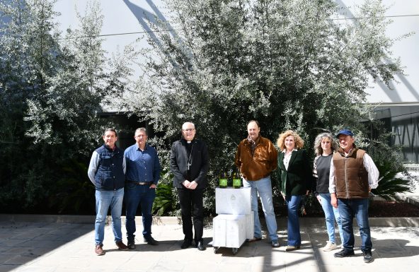 El Obispo visita la a Cooperativa Santa Ana – San Isidro de Torredelcampo y agradece la donación del aceite que será bendecido en la Misa Crismal