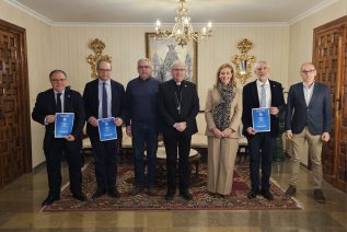 El Obispo de Jaén mantiene un encuentro con colegios profesionales para dar a conocer la campaña Xtantos y el sostenimiento de la Iglesia
