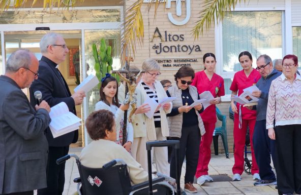 El Obispo participa en el Vía Crucis de la residencia de mayores Altos del Jontoya