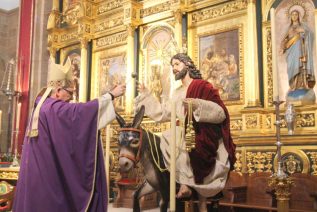 El Obispo bendice la imagen de Nuestro Padre Jesús del Amor en su entrada triunfal en Jerusalén, en Villanueva de la Reina