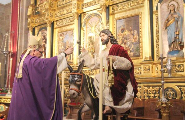 El Obispo bendice la imagen de Nuestro Padre Jesús del Amor en su entrada triunfal en Jerusalén, en Villanueva de la Reina