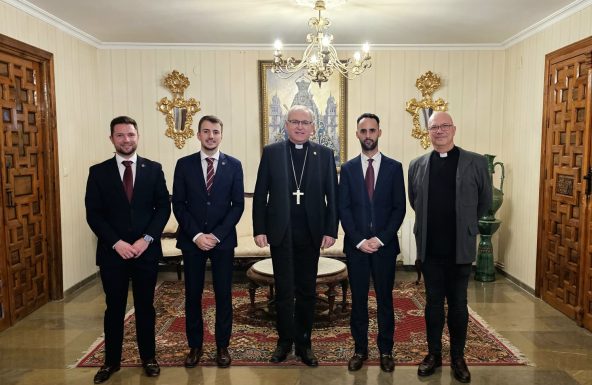 La Hermandad del Cristo de la Sentencia de Jaén se reúne con el Obispo