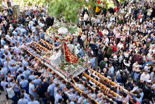 La Virgen de la Cabeza congrega a miles de fieles en el Cerro del Cabezo en la Romería más antigua de España