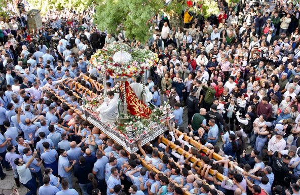 La Virgen de la Cabeza congrega a miles de fieles en el Cerro del Cabezo en la Romería más antigua de España