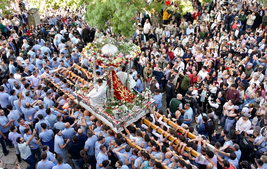 La Virgen de la Cabeza congrega a miles de fieles en el Cerro del Cabezo en la Romería más antigua de España