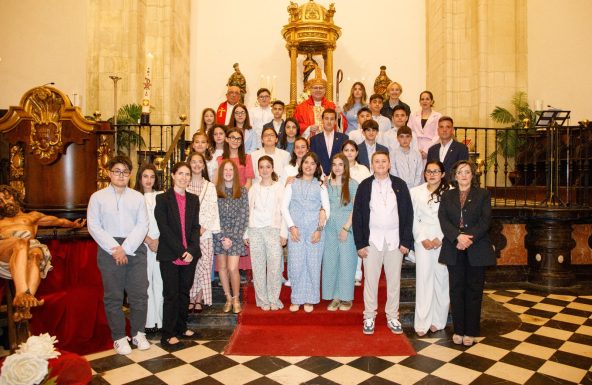 Una treintena de jóvenes y adultos reciben el Sacramento de la Confirmación en la parroquia de Santa María de Alcaudete