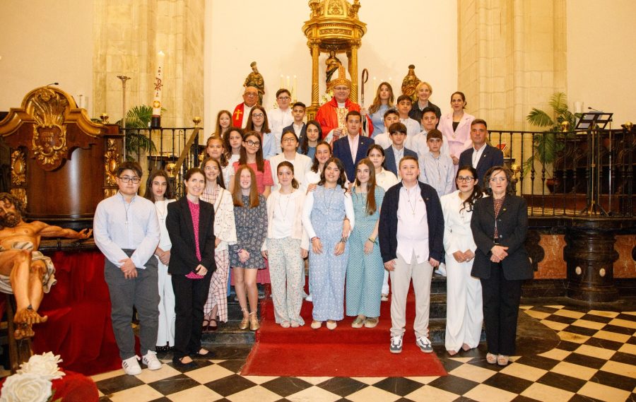 Una treintena de jóvenes y adultos reciben el Sacramento de la Confirmación en la parroquia de Santa María de Alcaudete