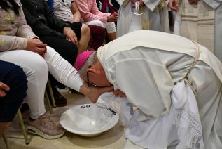 El Obispo lava y besa los pies de los privados de libertad