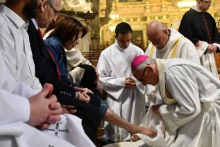 El amor fraterno y la institución de la Eucaristía marcan en la Catedral el inicio del Triduo Pascual