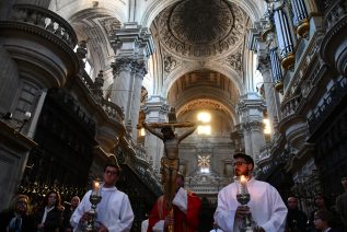 Los jiennenses se postran ante la Cruz, en un día “para dejarnos alcanzar por el amor de Cristo”