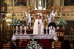 Cientos de fieles se unen en la Catedral a la vigilia de oración por la paz convocada por el Papa León XIV