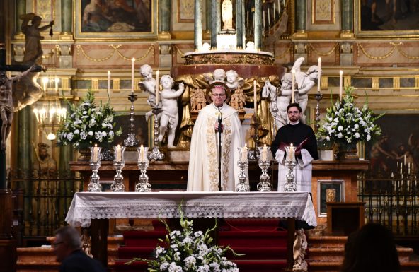 Cientos de fieles se unen en la Catedral a la vigilia de oración por la paz convocada por el Papa León XIV