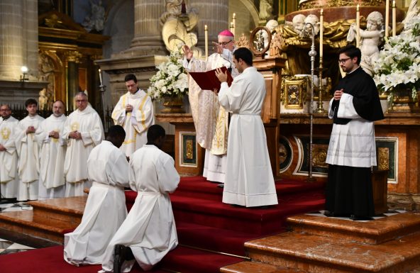Los seminaristas Faustine Zanzibar y Bartholomeo Lukumbujan son admitidos a las Sagradas Órdenes