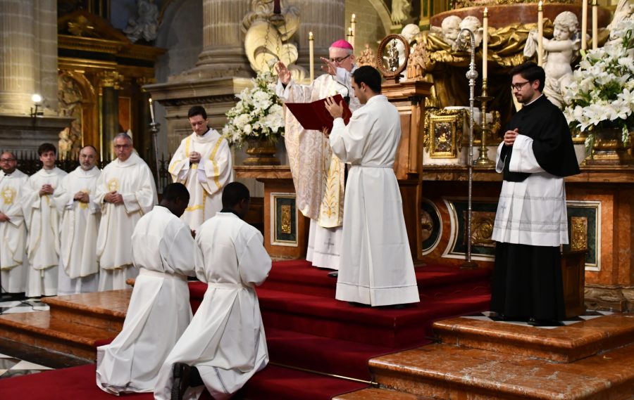 Los seminaristas Faustine Zanzibar y Bartholomeo Lukumbujan son admitidos a las Sagradas Órdenes