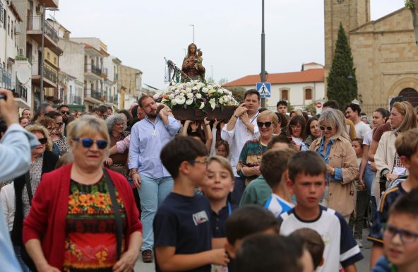 La fe toma las calles en la visita de la Virgen de la Cabeza Peregrina a Torreperogil