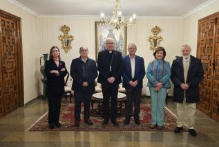 La Junta de Gobierno de la Santa Capilla de San Andrés se reúne con el Obispo de Jaén tras su renovación