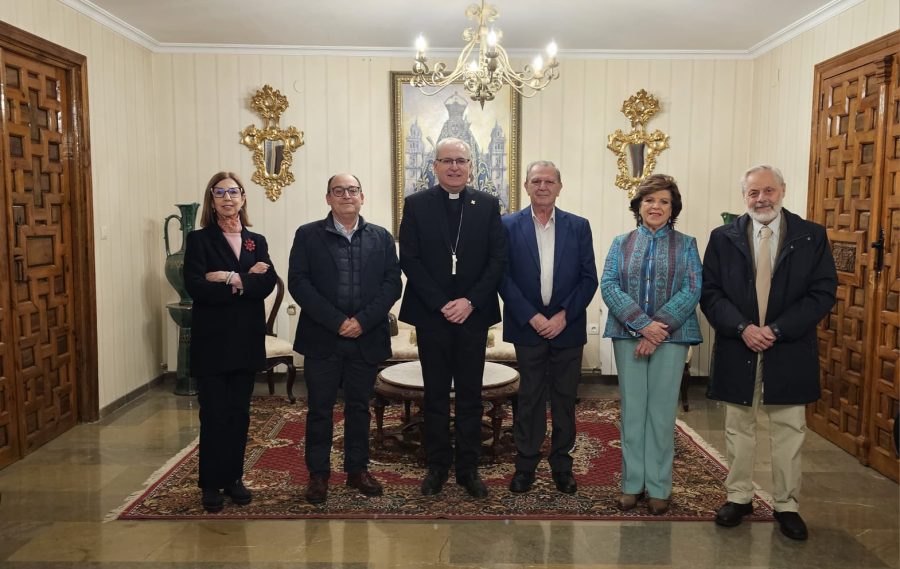 La Junta de Gobierno de la Santa Capilla de San Andrés se reúne con el Obispo de Jaén tras su renovación