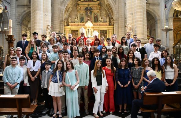 El Espíritu Santo infunde sus siete dones a casi 60 confirmandos, en la Catedral