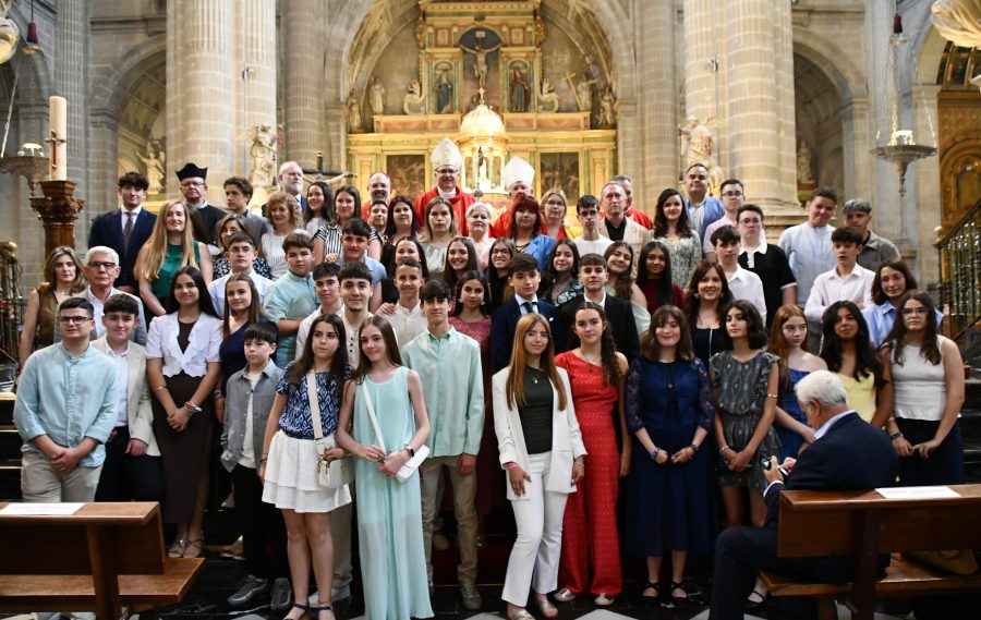 El Espíritu Santo infunde sus siete dones a casi 60 confirmandos, en la Catedral