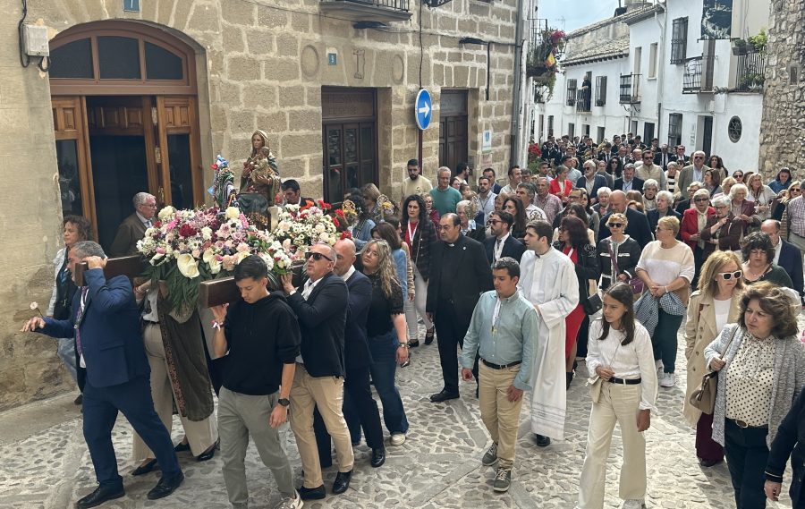 La Virgen de la Cabeza Peregrina culmina su visita a Baeza con una multitudinaria celebración, presidida por el Obispo