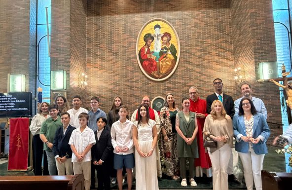 16 jóvenes y adultos reciben el sacramento de la Confirmación en Santa María Madre de la Iglesia