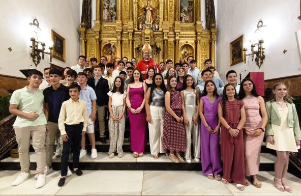 El Obispo administra la Confirmación a fieles de Santa María de Torredonjimeno