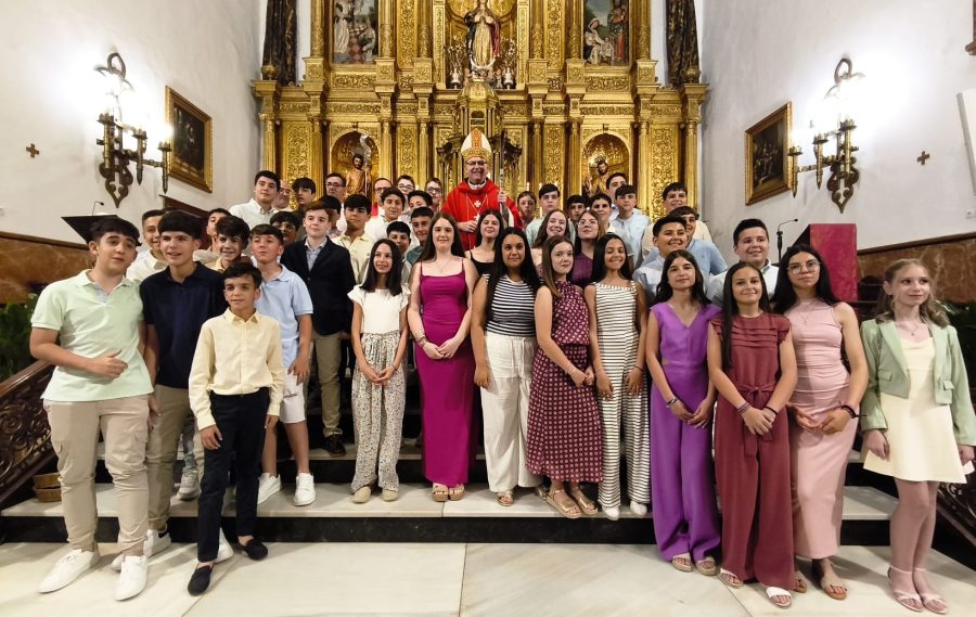 El Obispo administra la Confirmación a fieles de Santa María de Torredonjimeno