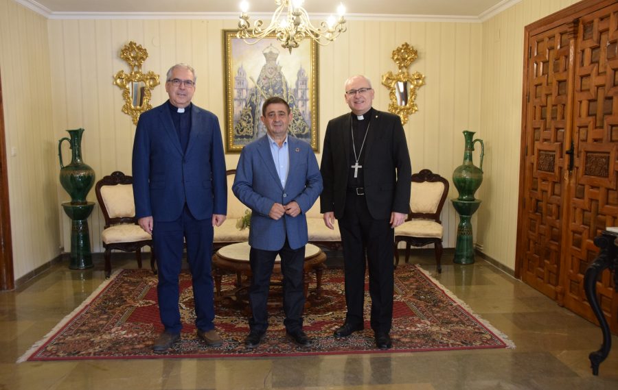 El Obispo despide y agradece su labor al Presidente de la Diputación Provincial de Jaén, Paco Reyes