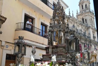 Jaén se echa a la calle para acompañar a Jesús Sacramentado en el Día de la Caridad