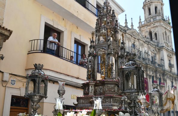 Jaén se echa a la calle para acompañar a Jesús Sacramentado en el Día de la Caridad