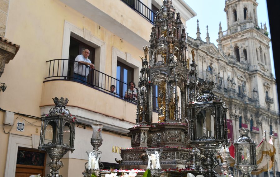Jaén se echa a la calle para acompañar a Jesús Sacramentado en el Día de la Caridad