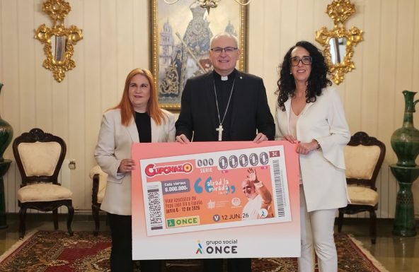 El Obispo recibe una réplica del Cuponazo de la ONCE dedicado al viaje apostólico del Papa León XIV