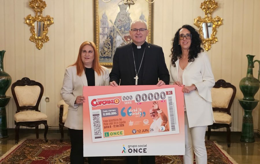 El Obispo recibe una réplica del Cuponazo de la ONCE dedicado al viaje apostólico del Papa León XIV